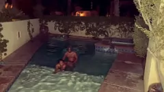 चलाएँ बड़ी लूट की ईबोनी सौतेली बहन का गीला और जंगली पूल blowjob
