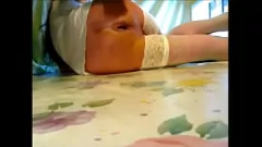 Redare Kinky Shemale devine în joc cu o jucărie uriașă în ciorapi de nylon