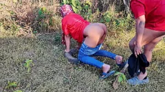 Afspelen BBW -student wordt ongeveer geneukt in het bos