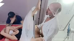 Reproducir ¡Esposa sumisa crema durante el examen médico frente a Bull!