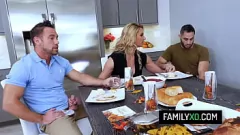 Jouer Busty Milf Phoenix Marie rejoint le beau-fils et l'ami de l'armée pour un trio de Thanksgiving NSFW