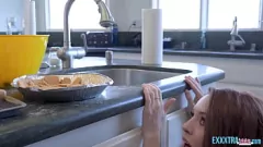 Reproducir Petite Teen Madi Collins se pone duro en '¿Quieres un pastel?