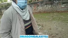 播放 业余黑发给有风险的户外口交