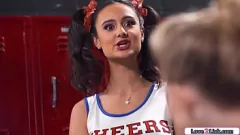 Odtwórz Cheerleaderka lesbijki Eliza Ibarra i Coco Lovelock w parnej szatni spotkanie