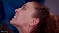 Reproducir Derrick Pierce domina la fantasía del trío de lesbianas