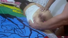 Reproduzir Enorme vibrador preto traz dor agradável para petite latina