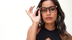 播放 弯曲的亚洲Putri Cinta变得顽皮，炫耀她的小猫