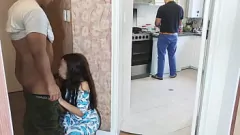 Reproduzir A esposa do meu cunhado adora ser fodida ao lado do marido