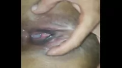 Jouer Le lit de bord la chatte remplissant creampie