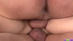 播放 Miyu Aoi 在这场狂野的中出和口交过程中呻吟和颤抖，她的屁股受到重击