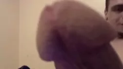 Redare MonsterCockConnely tachinează și vorbește murdar cu penisul său mare într-o scenă de handjob solo, cum și bukkake