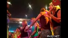 चलाएँ बेस्पॉइल्स ऑब्जर्वेशन विनिवेश विनिवेश से वंचित यंक के साथ जंगल के गिरोह के ऊपर से लाल-गर्म प्राप्त कर रहा है