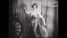 Jouer bosomy scheherazade voyage les orteils fantastiques légers pornolly sur représenter et subit son équipement oriental