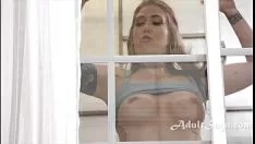 Reproduzir Vizinha do big bunt fode seus peitos na vidraça para se foder - electra rayne