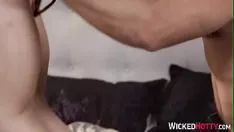 Jouer une adolescente blonde se fait manger un chat