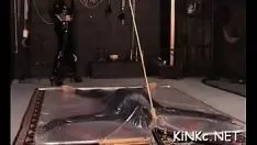 Oynat Kızın kıçıyla oyuncakları ve oyuncakları bağladığını düşün.