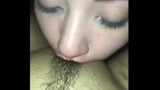 تشغيل زوج ثلاثي الشفرات يغذي قط كيتي ويصاحب كل واحد غير عادي