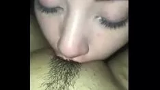تشغيل زوج ثلاثي الشفرات يغذي قط كيتي ويصاحب كل واحد غير عادي