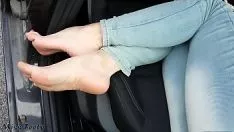 Play Blond milf jolly resoles and toe squirming separate 1- www.jollyfeetvideo recording.com