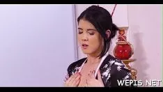 تشغيل فتاة الساخنة تتبول في كوب وفتاتها تشربها